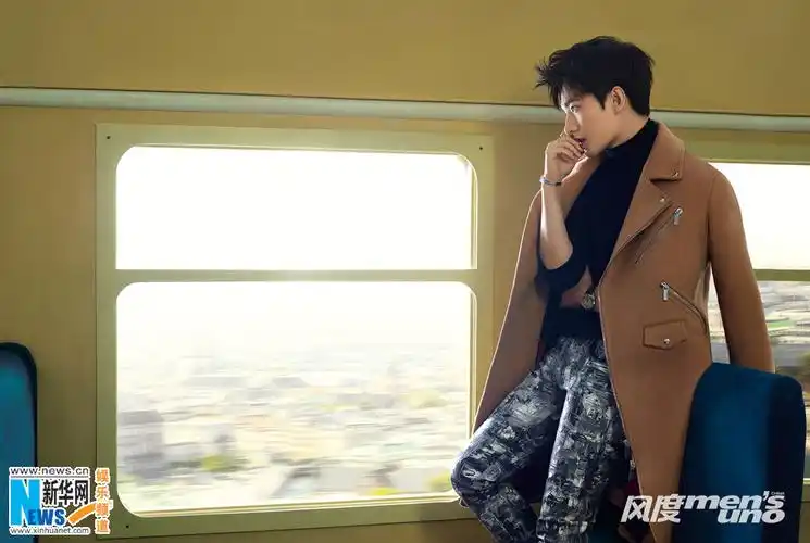 杨洋登封面自在倾城 微笑男神独特魅力尽显