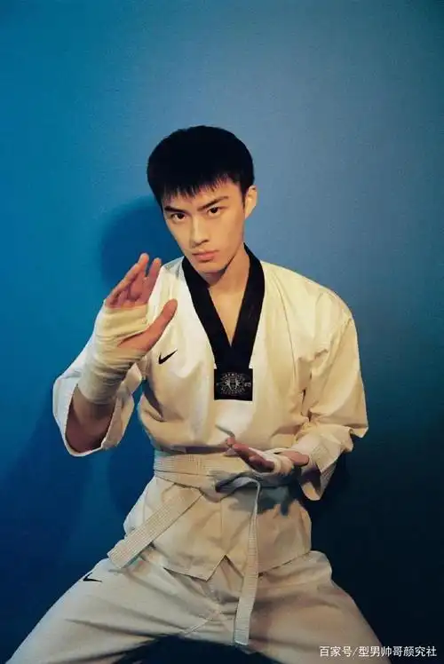 超帅网红博主变身跆拳道少年,这也太帅了!