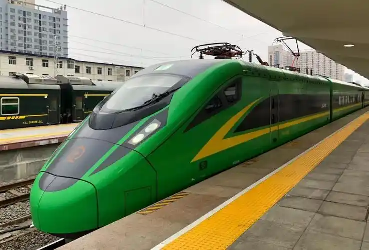 "绿巨人"复兴号动车正式"开跑",从经二路商圈就可乘动车直抵西安站