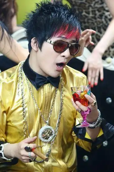 大张伟《范儿》mv造型曝光 恶搞文艺青年暴发户