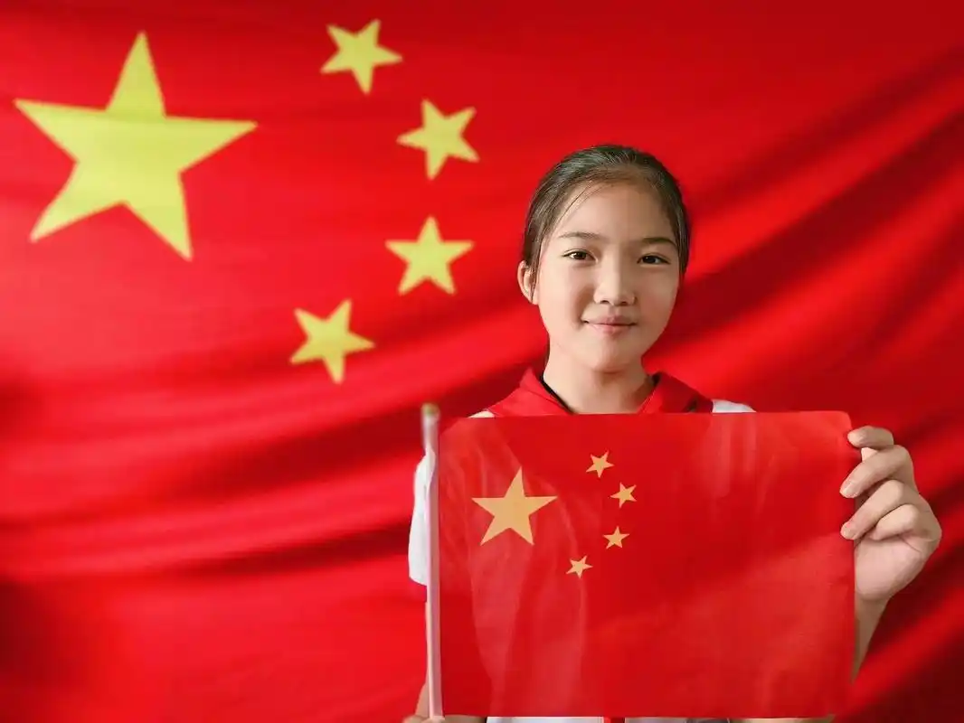 我和国旗合影,长在春风里人民有信仰,国家有力量祝福伟大的祖国 - 抖