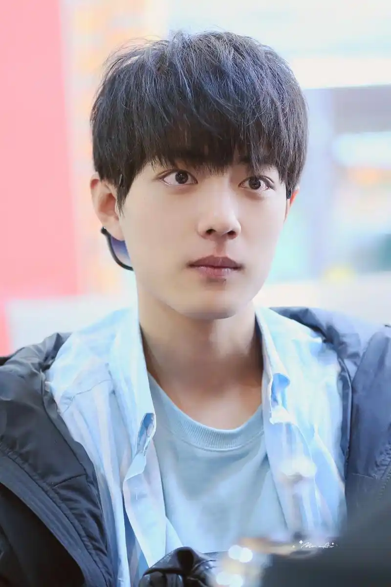 在飞机场,被小飞侠乱说不下个雨刮个风什么的,肖战说不要乌鸦嘴,结果