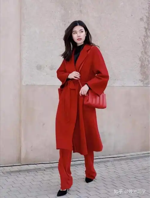 只不过要注意的是和黑搭配的红色,选择正红,偏酒红去的颜色,搭出来会