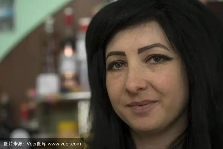 吉尔吉斯斯坦卡拉科尔当地年轻美丽的女人的肖像