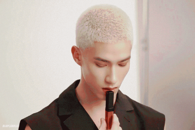 米卡金发寸头造型