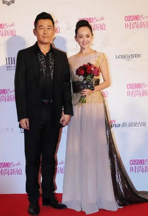 王志飞老婆居然这么美!奔五年龄穿纱裙甜美优雅,童颜脸太抗老了