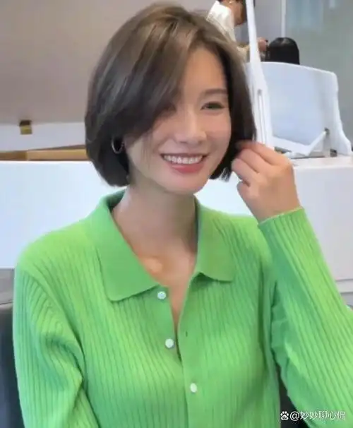 女人过了40岁,头发建议剪短,今年流行这3款酒窝发,显年轻气质