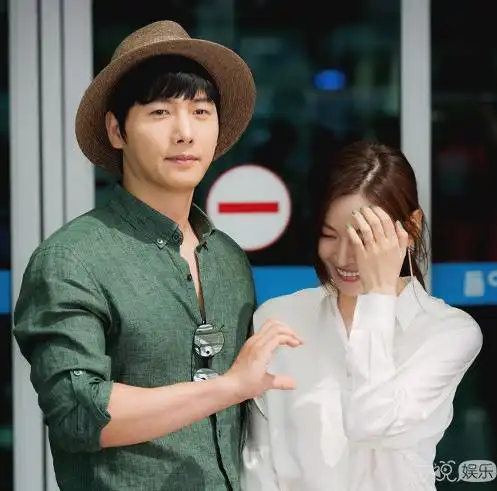 准夫妇金素妍,李尚禹飞维也纳,机场牵手对视高甜虐狗