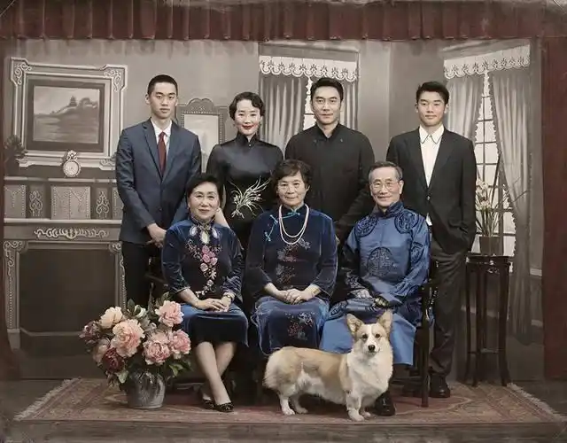 林依轮拍中秋团圆全家福 民国装扮华丽复古