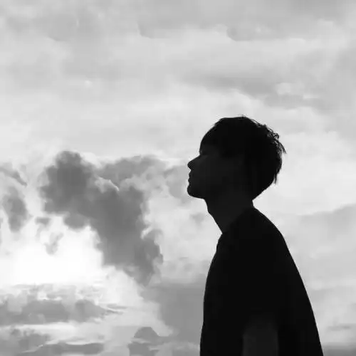 黑白男头 把自己伤得那么痛彻何必呢-黑白头像