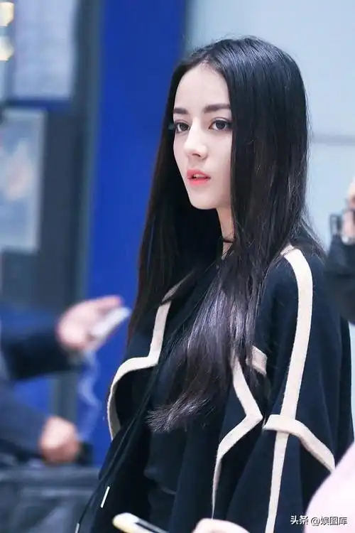 迪丽热巴"走哪捂哪"是装高冷吗?看到日常生活,大家就理解了