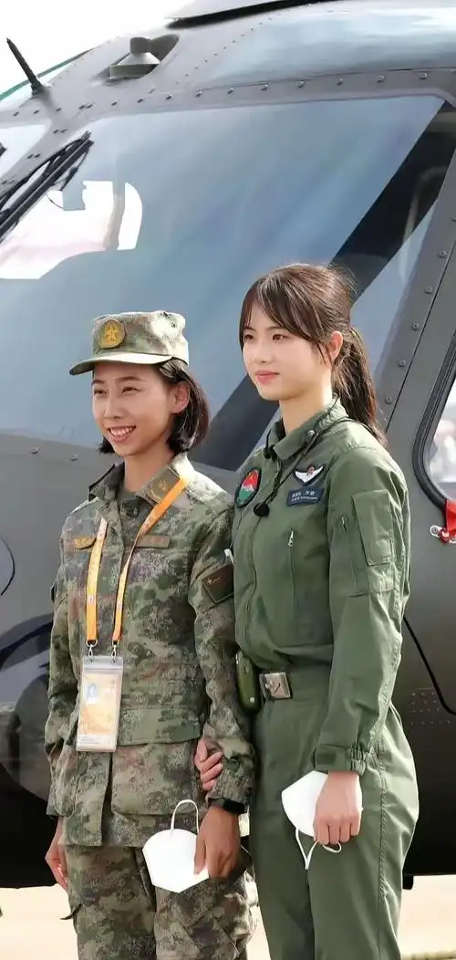 这两位女兵哪个级别高呢?