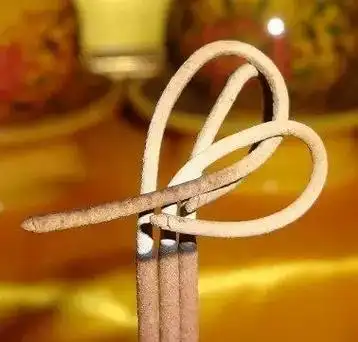 1,烧香香灰卷成圆圈兆头:烧香卷成圆圈   整根卷下来的是一种钩