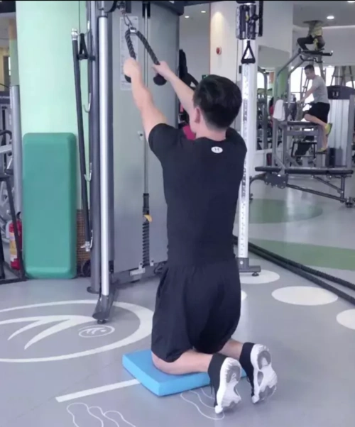 背阔肌训练动作