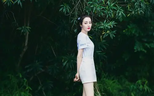 迪丽热巴性感白衫短裙桌面壁纸