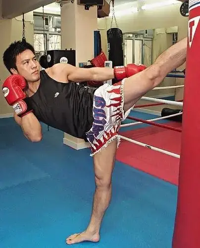 43岁安志杰沉迷健身还有一对儿女现实中的肌肉奶爸