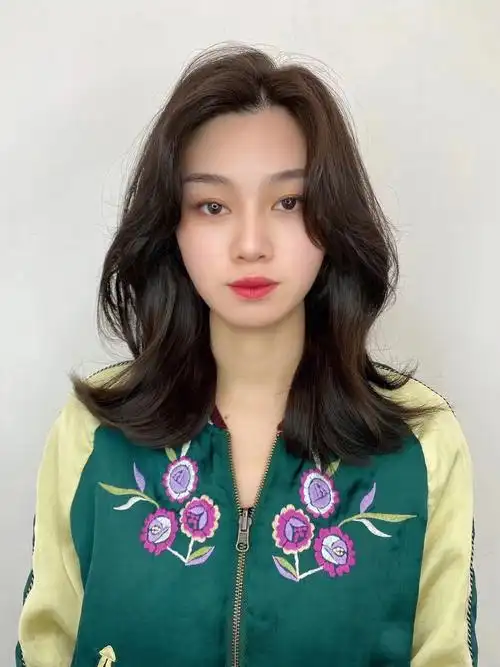 韩式鱼尾烫十质感冷棕色 这款发型 78发根蓬松发尾s型鱼尾弯度设计