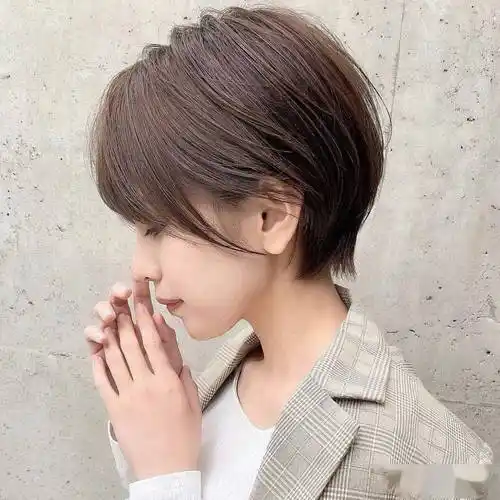 今年流行"四好"层次短发,立体蓬松很精致,适合大多数女性