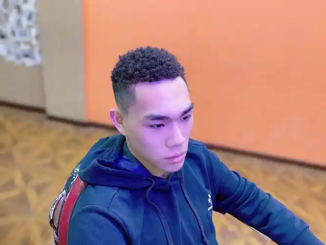 男生最火发型黑人烫