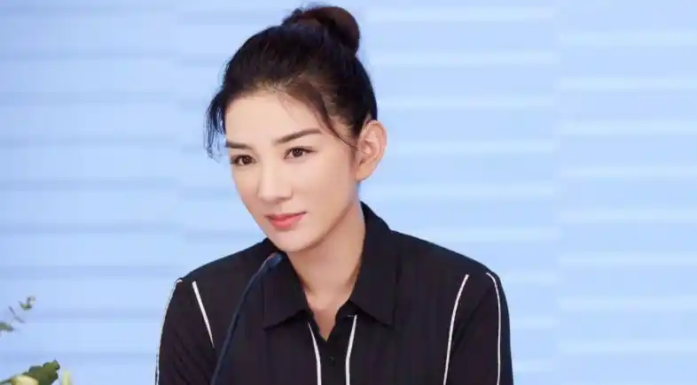 黄奕带女儿练瑜伽,黄芊玲基本功扎实,8岁大长腿都快赶上妈妈了