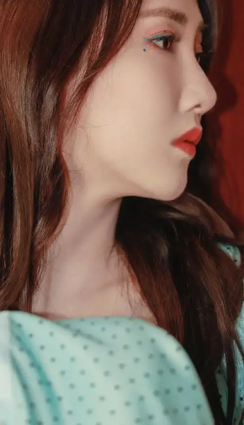 简介:弦子波点裙性感靓丽写真图片,分享一组弦子图片给大家,图中的