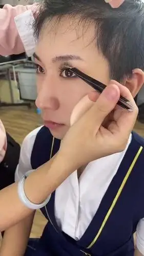 男人化妆起来,没女人什么事了-全民小视频