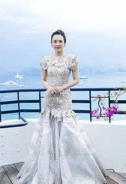 原创41岁章子怡素颜现身状态令人唏嘘网友不画眉毛都变老了