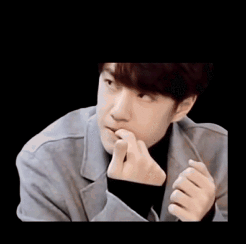 王一博跟小孩聊咬指甲