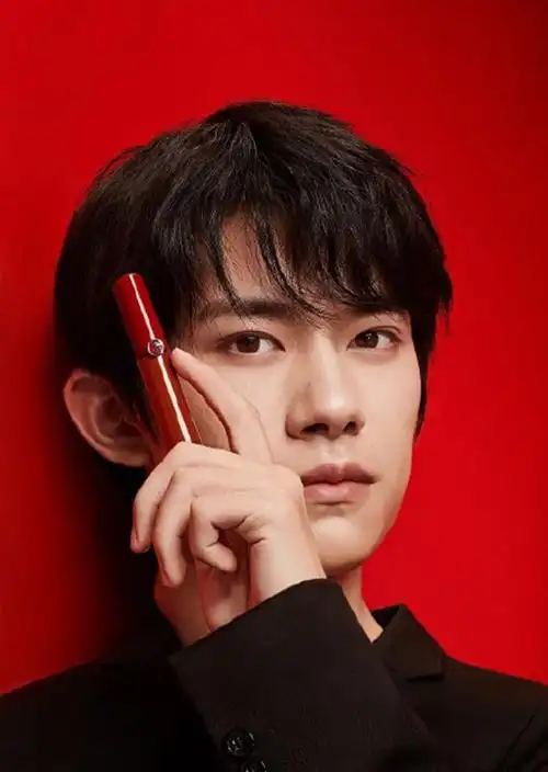 男艺人口红广告褒贬不一李汶翰被批卖弄色相王一博李现被大赞