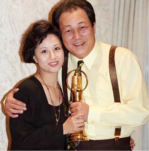 金超群:一路好好走,42岁爆红,娶小23岁娇妻,74岁一生今如何