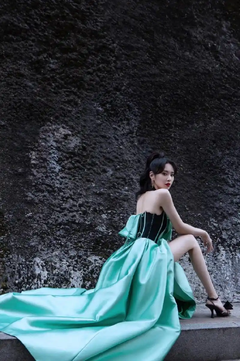 美女主持人刘烨,她的美如同春日的花朵,绽放出无限的生机与活力.