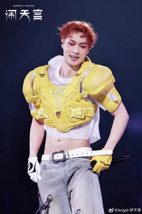 张艺兴领奖##张艺兴金发小王子##张艺兴抱着蛋糕握了一路手