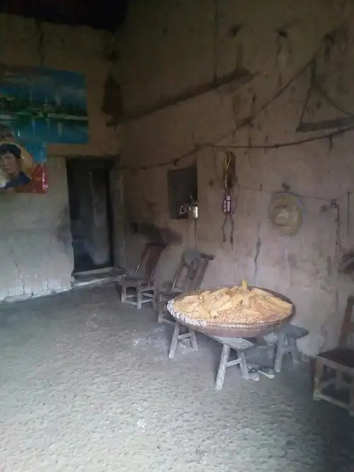 房屋简陋而很整洁,简单的电器设备一目了然.