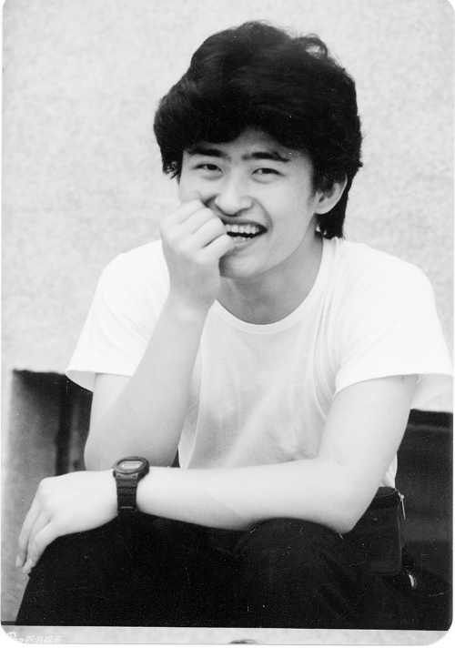 刘欢旧照被翻出顶一头卷发坐路边卖萌图