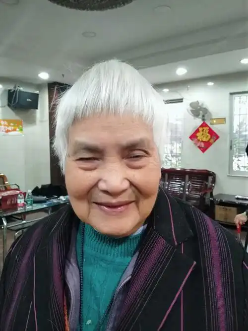 长者们非常满意减完后的发型,对理发师纷纷表示感谢!