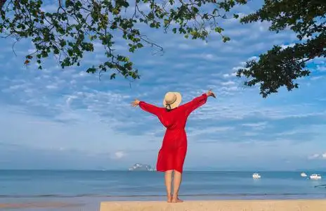 快乐的年轻女子在海边照片