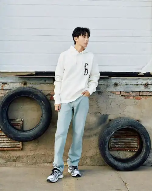 王俊凯前往巴黎时装周造型大片,身穿全套dior.