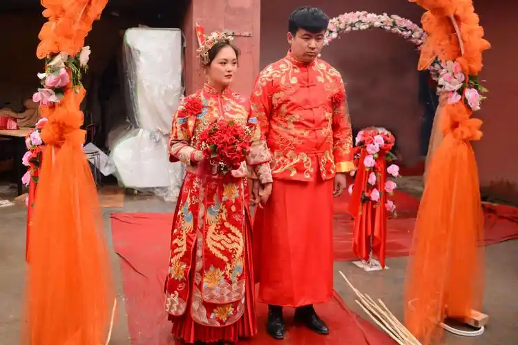 新郎新娘在婚礼现场,只有一个临时司仪简单结束了婚礼