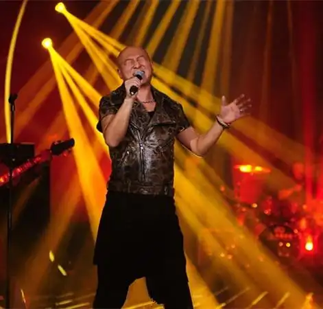 第八期《我是歌手》中周晓鸥携其乐队以一首黑豹乐队的经典曲目《无地