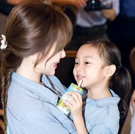 甜馨终于可以盼弟弟妹妹了,李小璐回家休养,专注生二胎