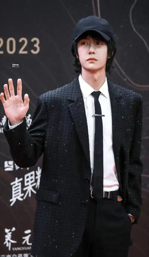 240208王一博西装造型惊艳全场尽显绅士魅力