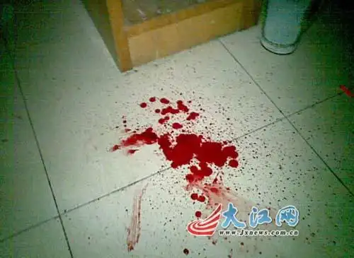 寝室地板上残留的血迹(网友供图)