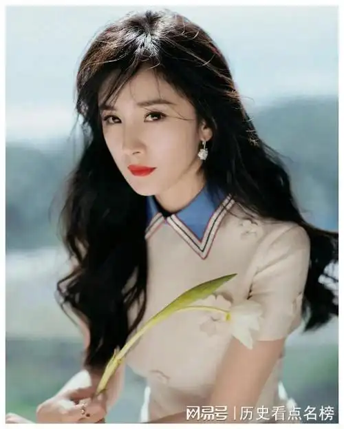 杨幂:从荧屏女神到全能艺人,她的华丽转身令人赞叹不已.