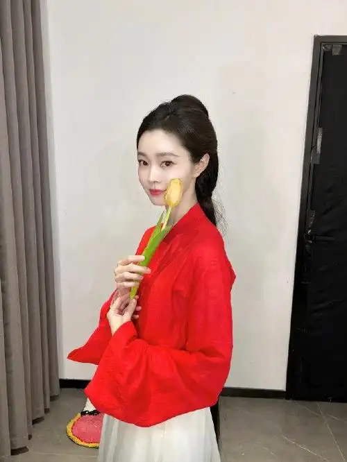 宋轶红衣拿花官宣照,是新剧官宣,期待住和黎霜的正式见面