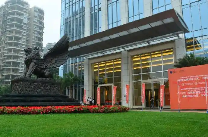 p>成都棕榈泉国际中心占地约31亩,总建筑面积达26万平米,项目将建成