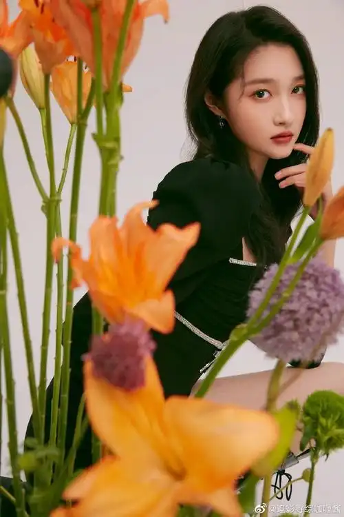 关晓彤黑色连衣裙造型##关晓彤花镜写真