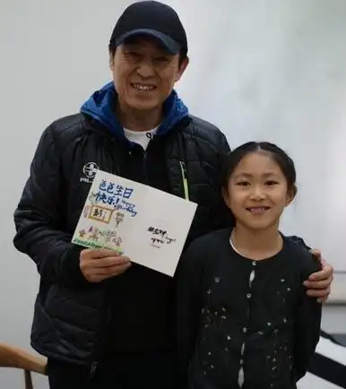 图为张艺谋和小女儿张壹娇