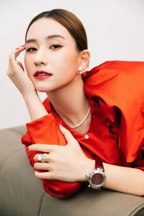 何超莲不愧是赌王小女儿穿着真有名媛感中分发型还挺有气场