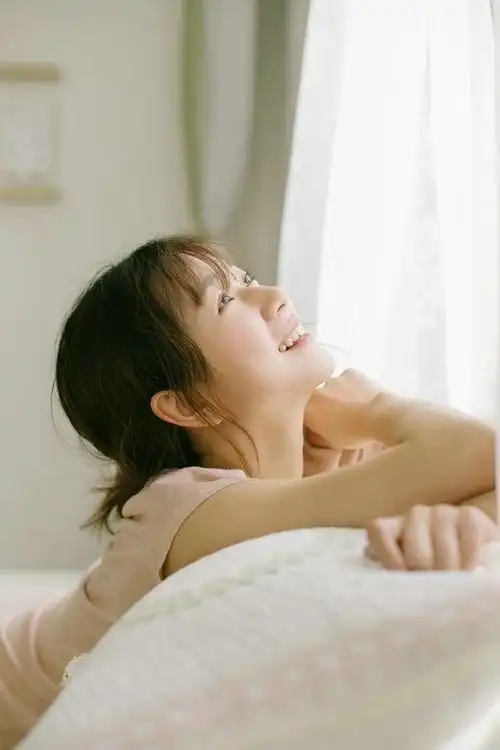 清纯可爱妹纸粉嘟嘟嘴唇可人俏皮唯美写真