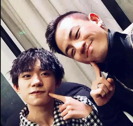 易烊千玺的合影合集,穿搭全是满满的男友画风,p图素材又有了